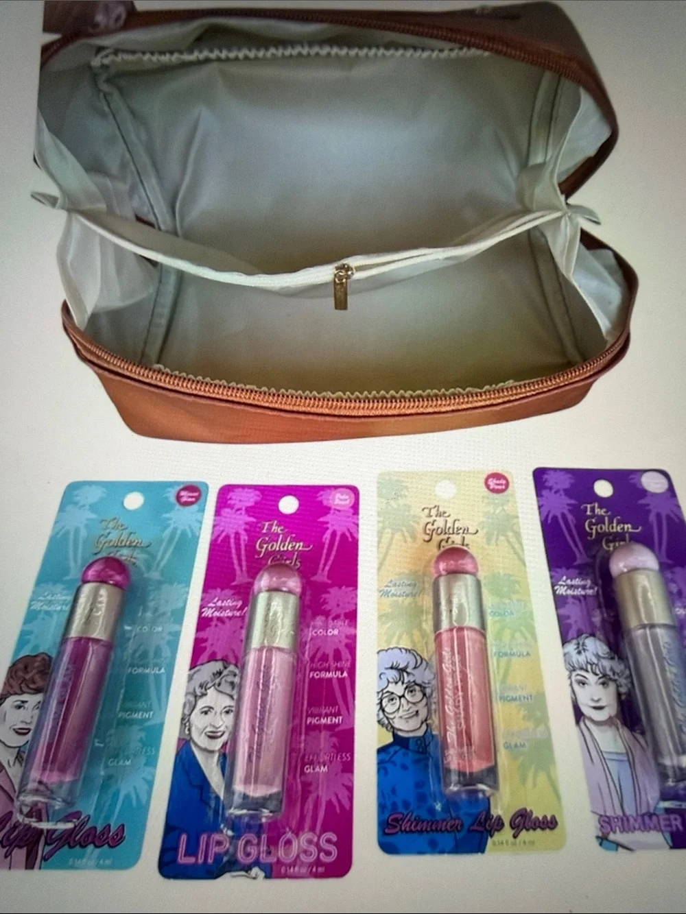 4- collectible lip 👄 gloss bundle in tan cosmetic case